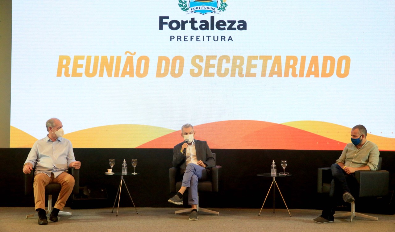 ciro gomes, sarto e renato meirelles sentados em cadeiras durante o debate